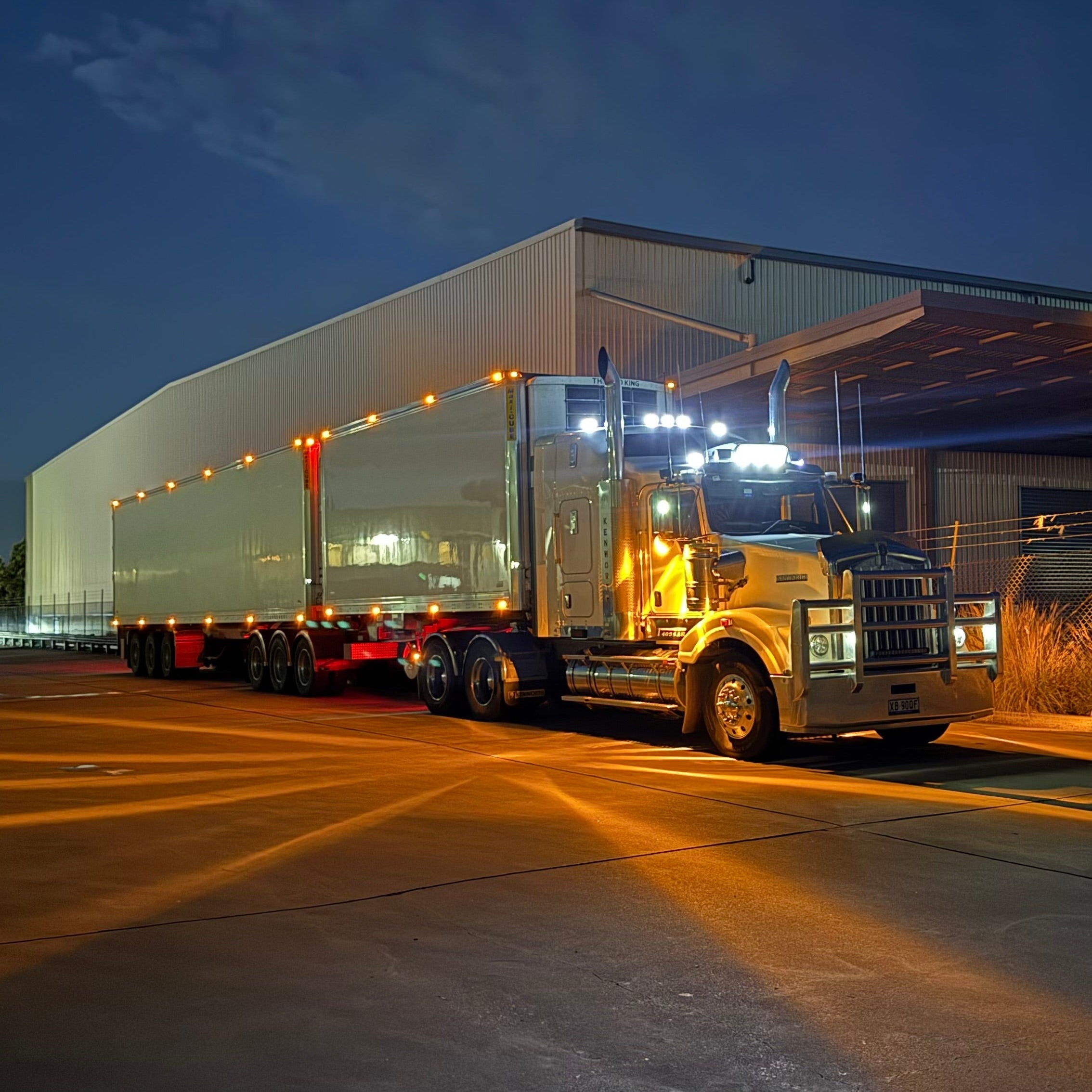 T409sar kenworth with glass watermelon amber h11 24w mounted using mirror mounts shining down onto the ground 